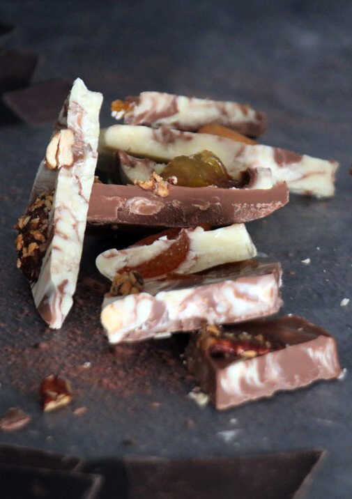 חטיף שברי שוקולד עם תוספות