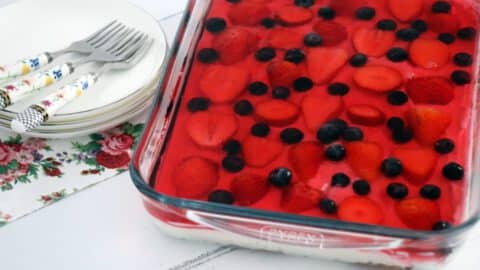 עוגת ביסקוויטים עם ג'לי ותותים