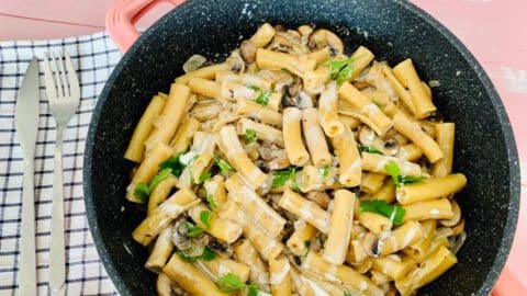 פסטה שמנת ופטריות בסיר אחד