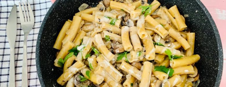 פסטה שמנת ופטריות בסיר אחד
