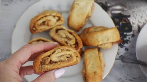 עוגיות מגולגלות אגוזים וקינמון בסירופ דבש