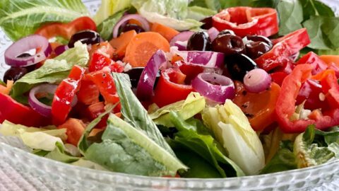 סלט חסה וירקות העונה לחג