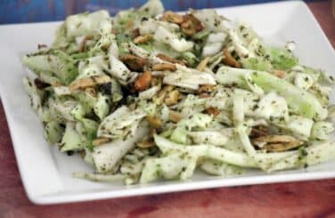 סלט כרוב עם פיצוחים