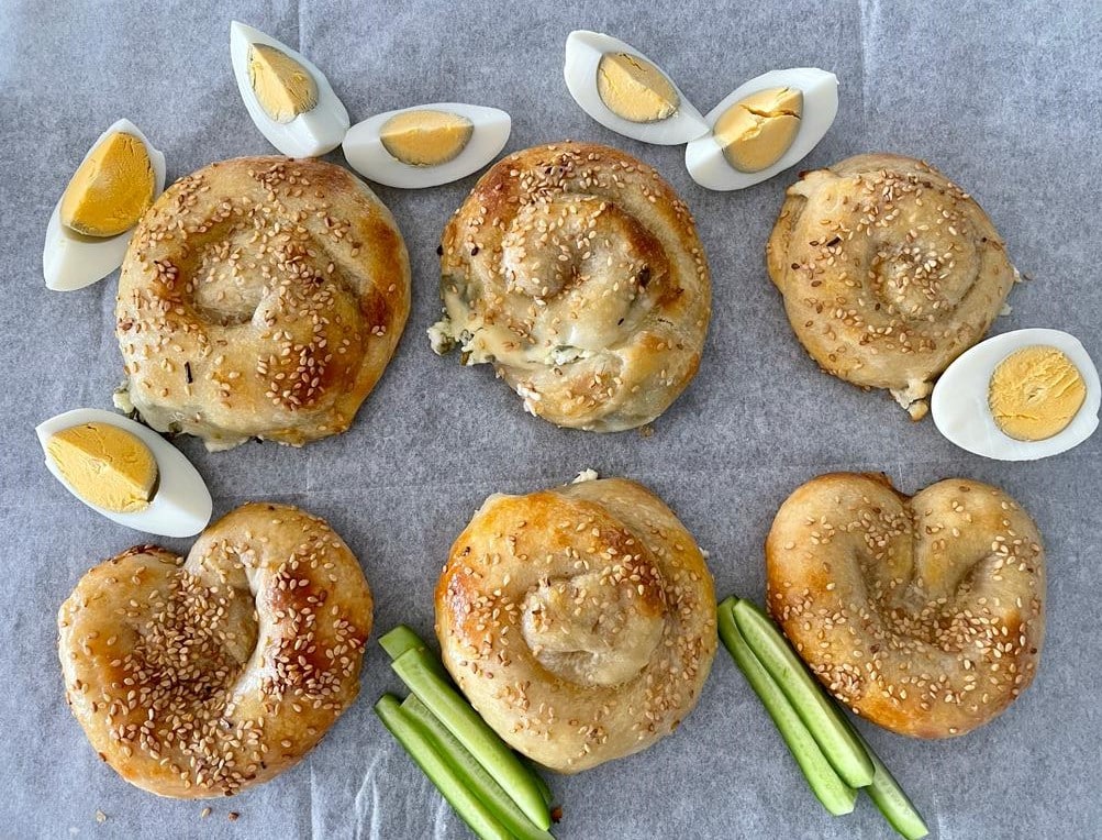 בורקס שמכינים לבד בבית במילוי גבינות ומנגולד