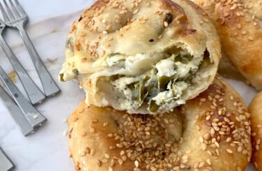 בורקס שמכינים לבד בבית במילוי גבינות ומנגולד