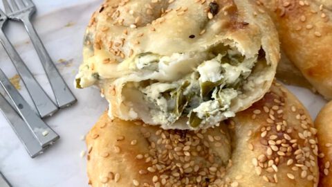 בורקס שמכינים לבד בבית במילוי גבינות ומנגולד