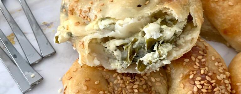 בורקס שמכינים לבד בבית במילוי גבינות ומנגולד