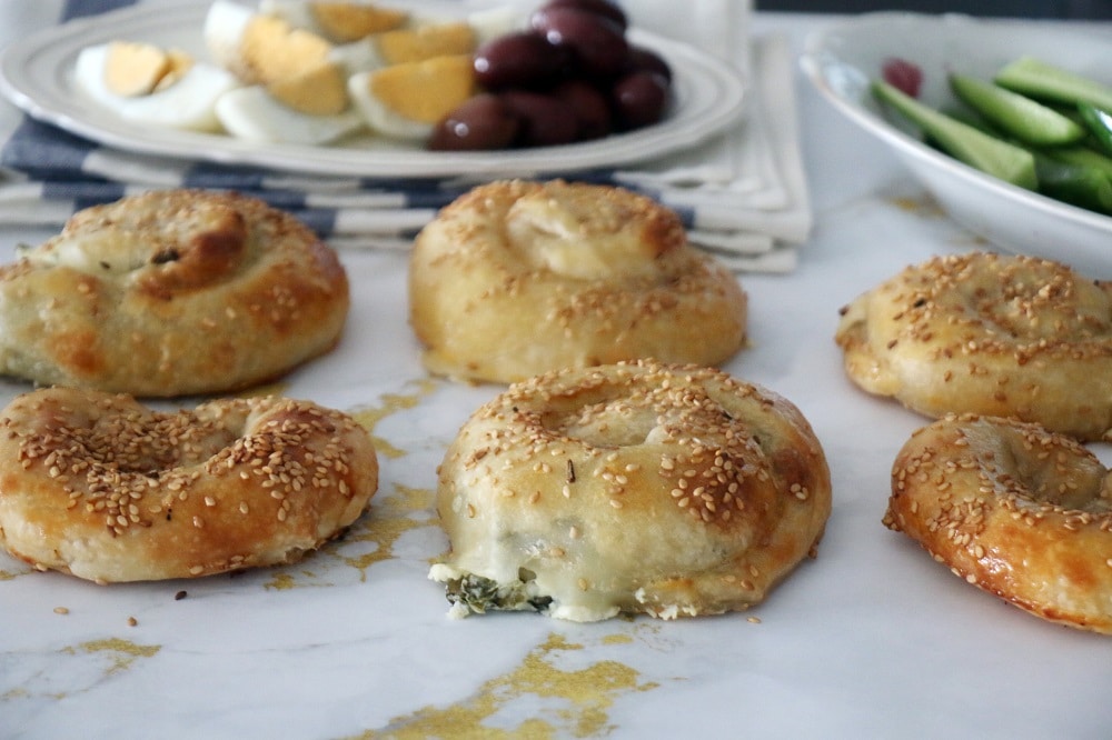 בורקס שמכינים לבד בבית במילוי גבינות ומנגולד