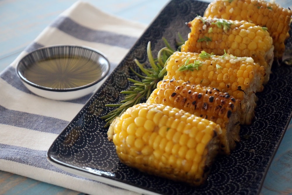 קלחי תירס על האש