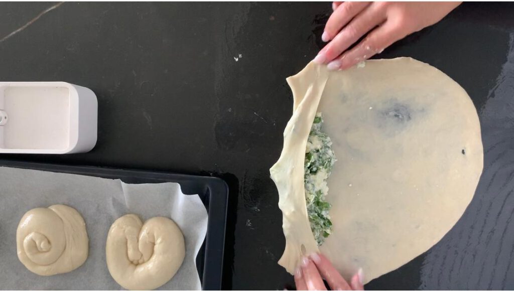 בורקס שמכינים לבד בבית במילוי גבינות ומנגולד