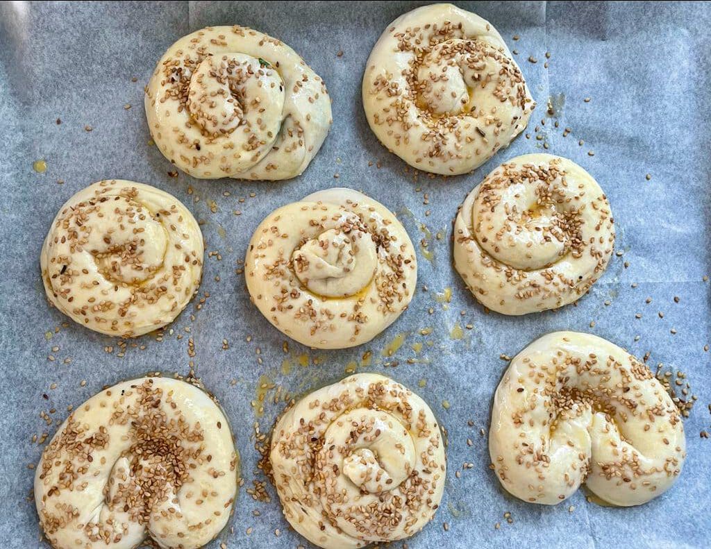 בורקס שמכינים לבד בבית במילוי גבינות ומנגולד