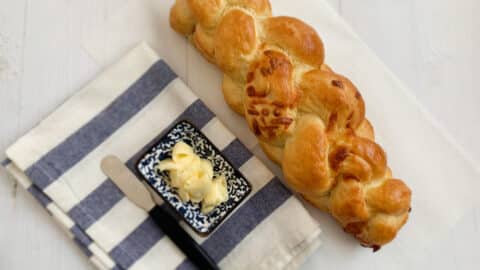 חלה במילוי מוצרלה מארבע רצועות