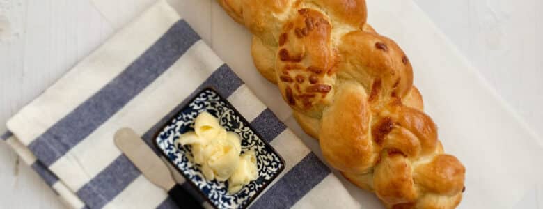 חלה במילוי מוצרלה מארבע רצועות