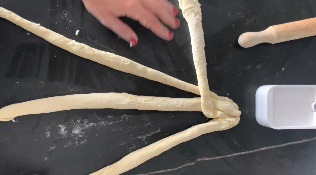 חלה במילוי מוצרלה מארבע רצועות