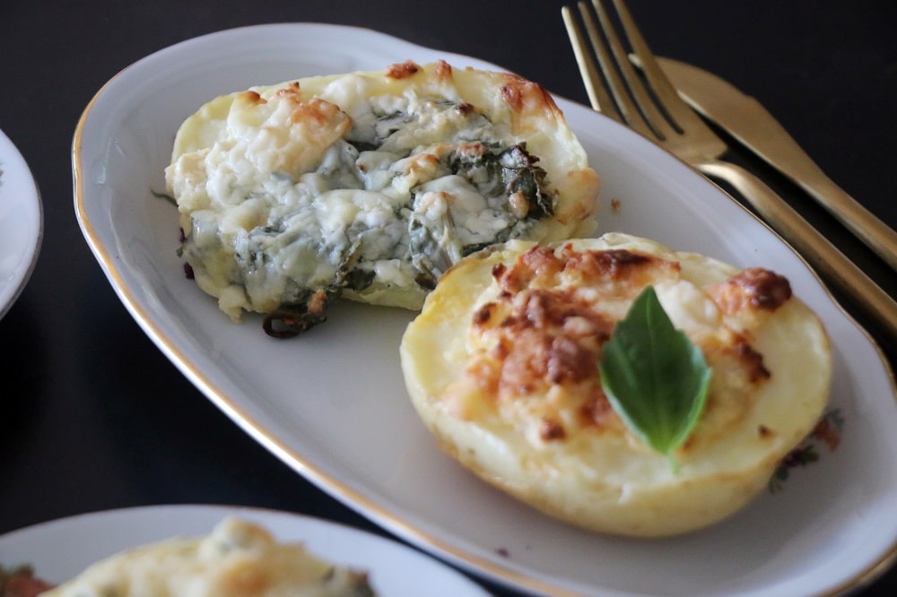 תפוחי אדמה ממולאים גבינות ומנגולד