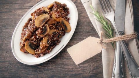 תבשיל קינואה אדומה עם פטריות