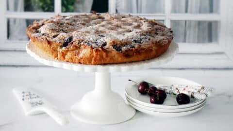 פאי דובדבנים עם קרם שקדים