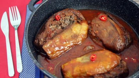 חציל שלם ממולא בשר ברוטב עגבניות