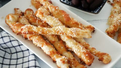 מקלות בצק עלים עם גבינות