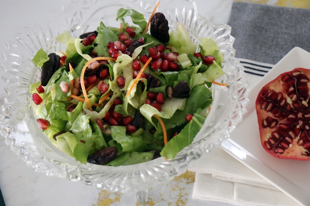 סלט חסה עם פקאן ורימונים