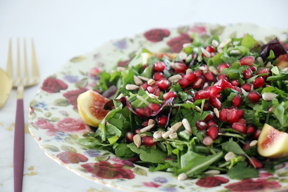 סלט ירוקים עם רימונים לסוכות