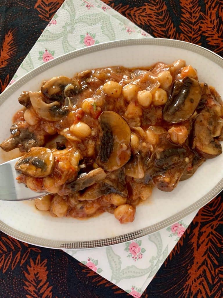 סלט חצילים חומוס ופטריות