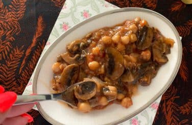 סלט חצילים חומוס ופטריות