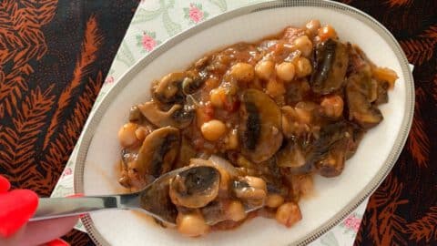 סלט חצילים חומוס ופטריות