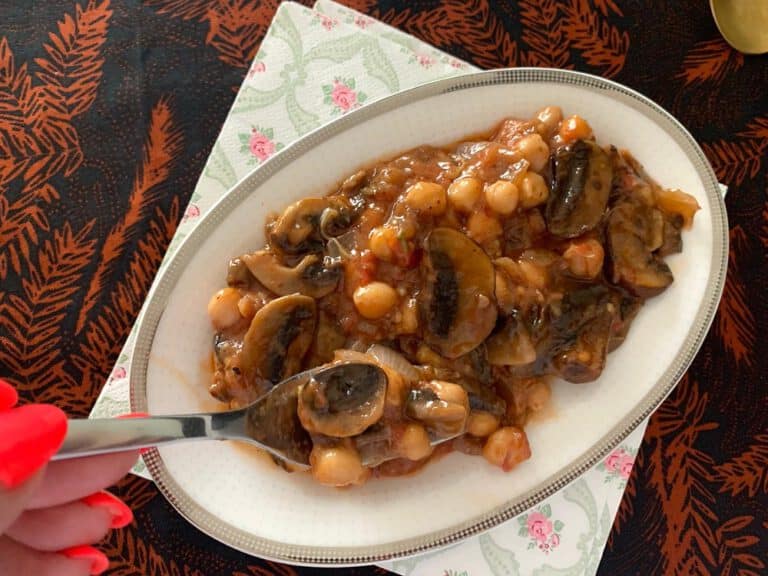 סלט חצילים חומוס ופטריות