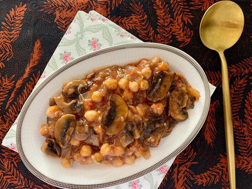 סלט חצילים חומוס ופטריות