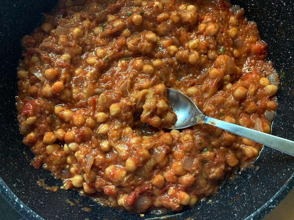 סלט חצילים חומוס ופטריות