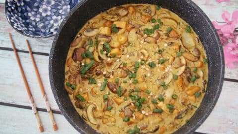 טופו עם קרם קוקוס ופטריות