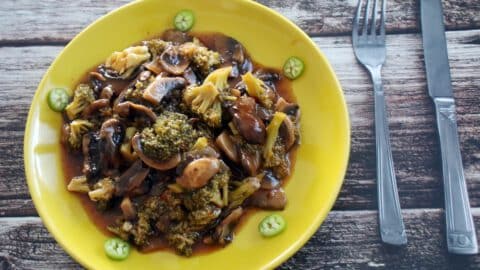 פטריות וברוקולי מוקפץ ברוטב אסייתי