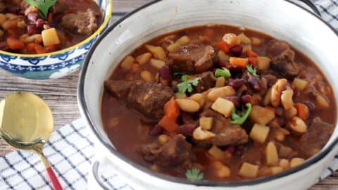 מרק בשר עם שעועית וירקות עשיר וסמיך