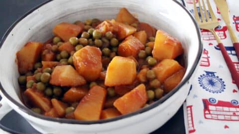 תפוחי אדמה עם אפונה ברוטב אדום