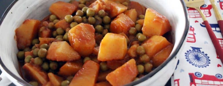 תפוחי אדמה עם אפונה ברוטב אדום