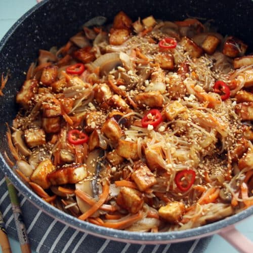 טופו עם אטריות זכוכית וירקות ללא גלוטן