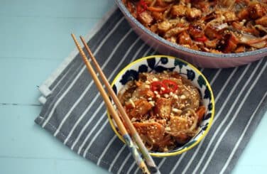 טופו עם אטריות זכוכית וירקות ללא גלוטן