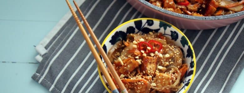 טופו עם אטריות זכוכית וירקות ללא גלוטן