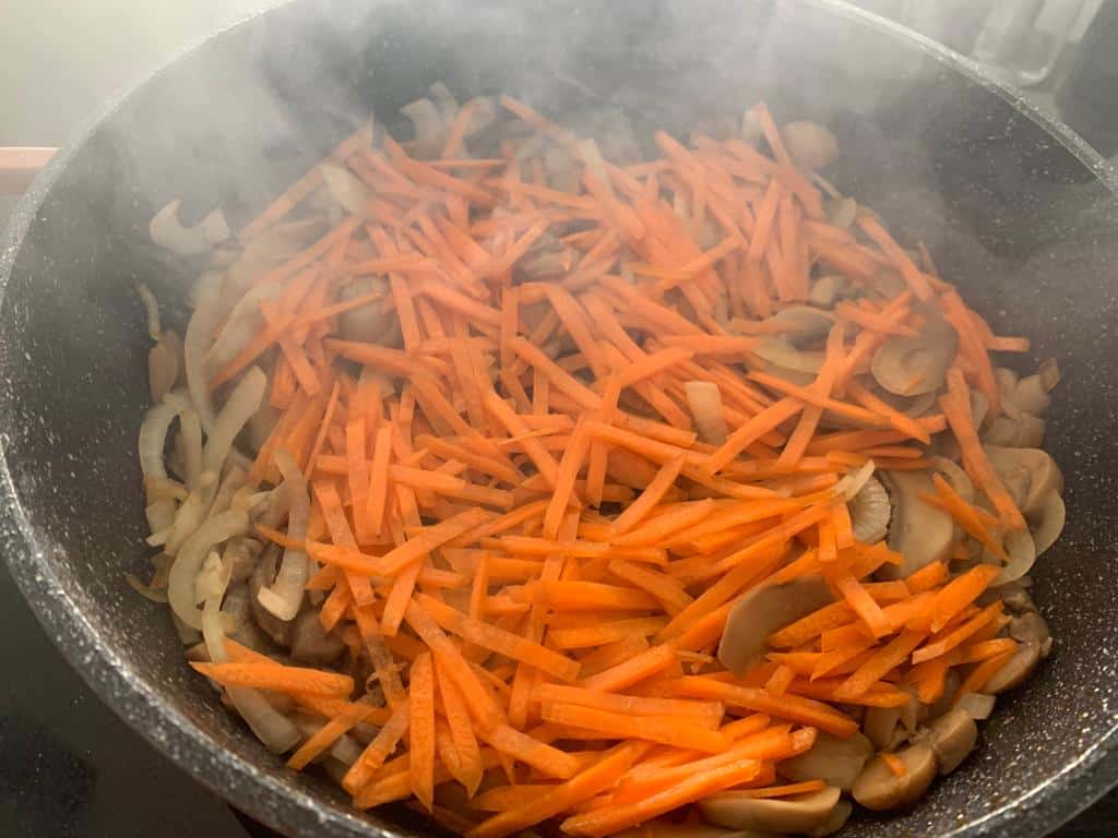 טופו עם אטריות זכוכית וירקות ללא גלוטן