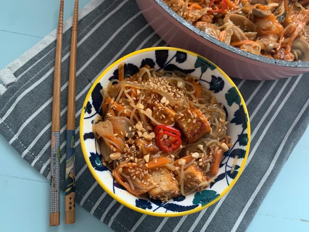 טופו עם אטריות זכוכית וירקות ללא גלוטן