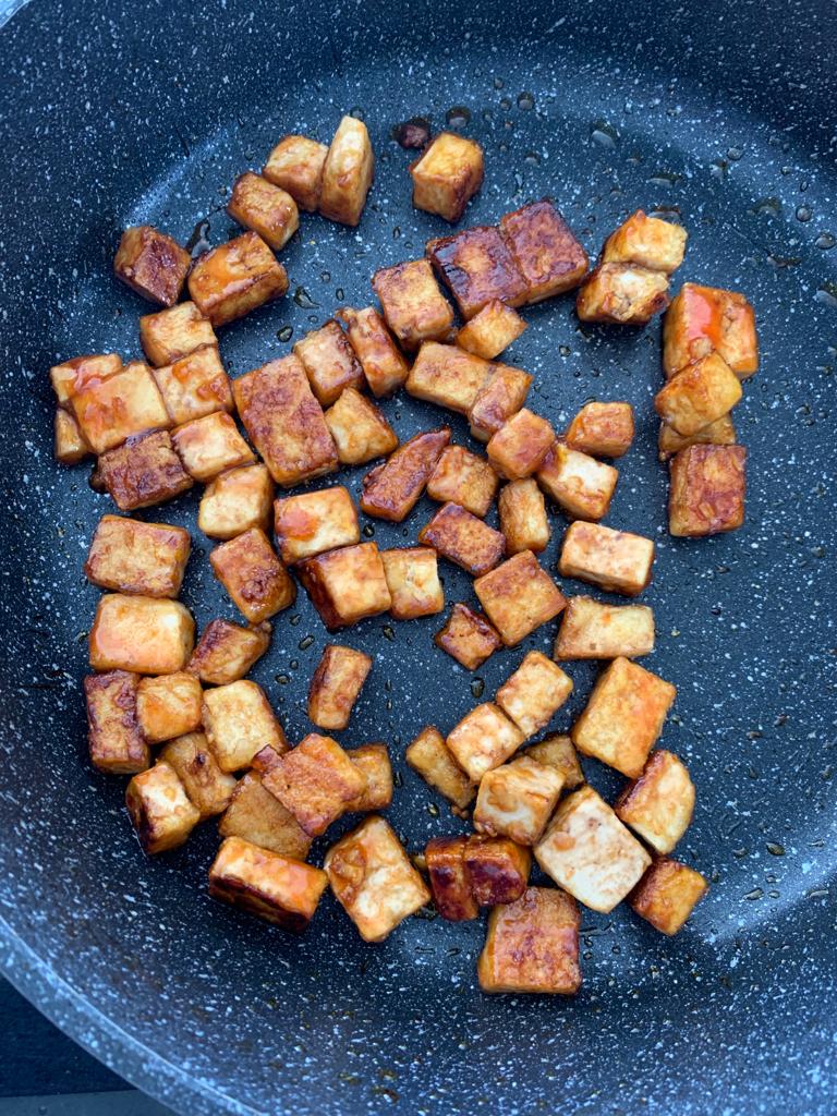 טופו עם אטריות זכוכית וירקות ללא גלוטן