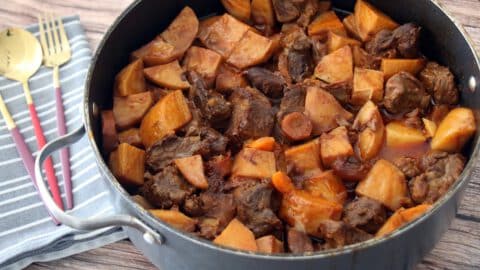 קדירת צלי בקר עם תפוחי אדמה בתנור