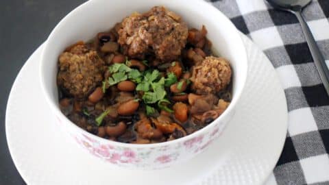 מרק לוביה עם קציצות בשר