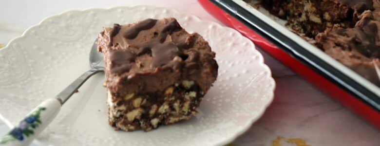 עוגת ביסקוויטים עם קרם שוקולד