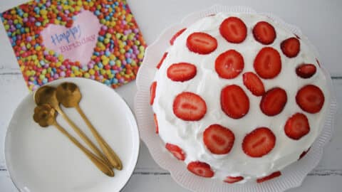 עוגת וניל תותים וקצפת