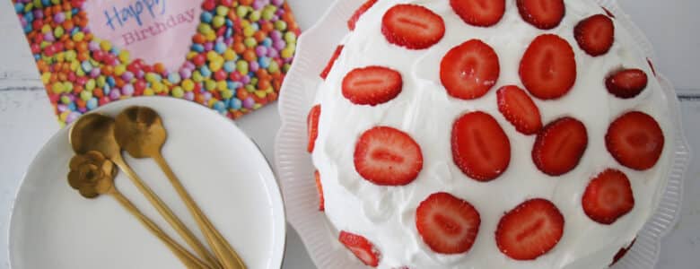 עוגת וניל תותים וקצפת