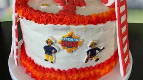 עוגה בצורת כבאית ליום הולדת