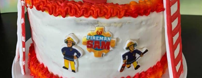 עוגה בצורת כבאית ליום הולדת