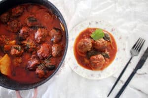 קציצות עם סלרי ברוטב עגבניות